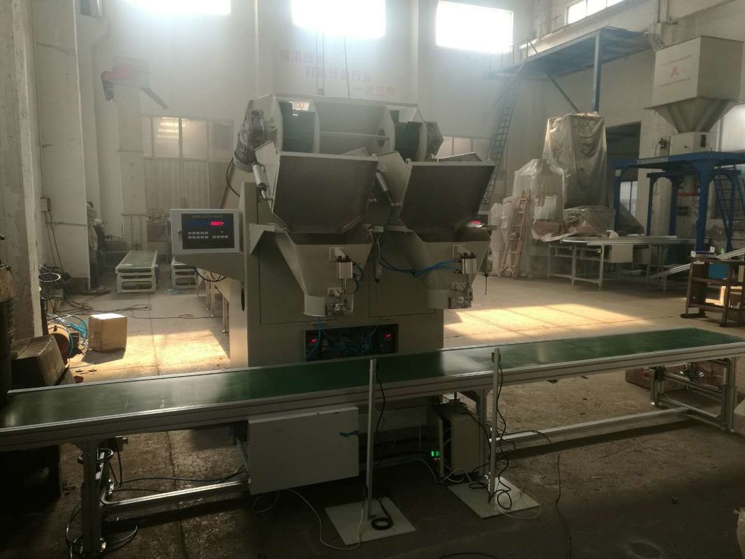 عالية الكفاءة آلة التعبئة البطاطس آلة وزنها 700-800 أكياس / ساعة